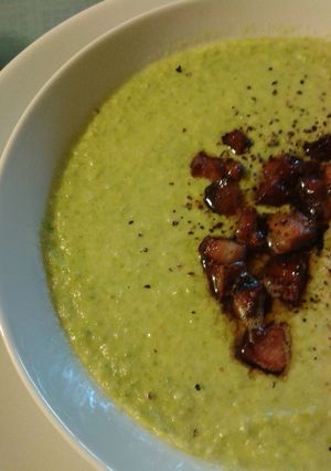 Una foto de Sopa crema de arvejas con panceta / tocino