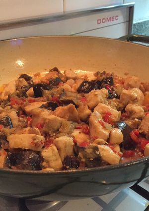 Una foto de Pollo salteado con verduras