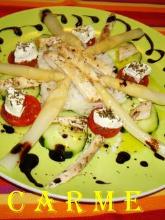 Una foto de Ensalada veraniega, con pollo y queso de cabra