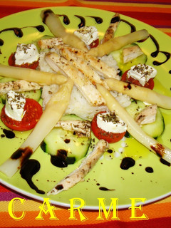 Una foto de Ensalada veraniega, con pollo y queso de cabra