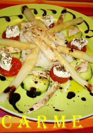 Una foto de Ensalada veraniega, con pollo y queso de cabra