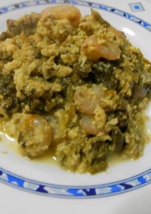 Una foto de Revuelto de grelos y gambas
