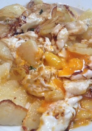 Una foto de Huevos estrellados al ajo cabañil