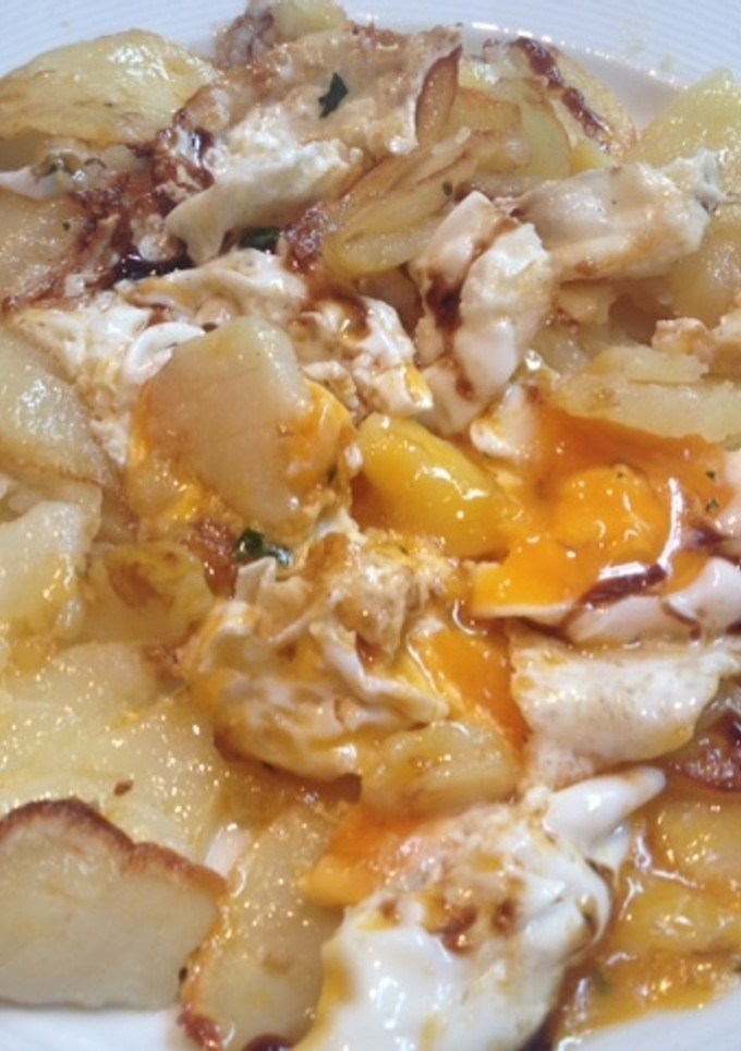 Una foto de Huevos estrellados al ajo cabañil