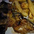 Asado a la parrilla de tira banderita con fritas