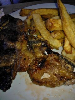 Una foto de Asado a la parrilla de tira banderita con fritas