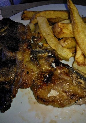 Una foto de Asado a la parrilla de tira banderita con fritas
