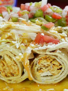 Una foto de Tacos de pollo con salsa de atún