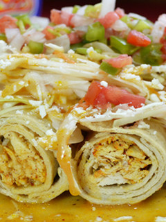 Una foto de Tacos de pollo con salsa de atún
