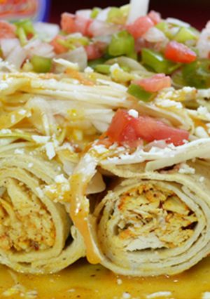Una foto de Tacos de pollo con salsa de atún