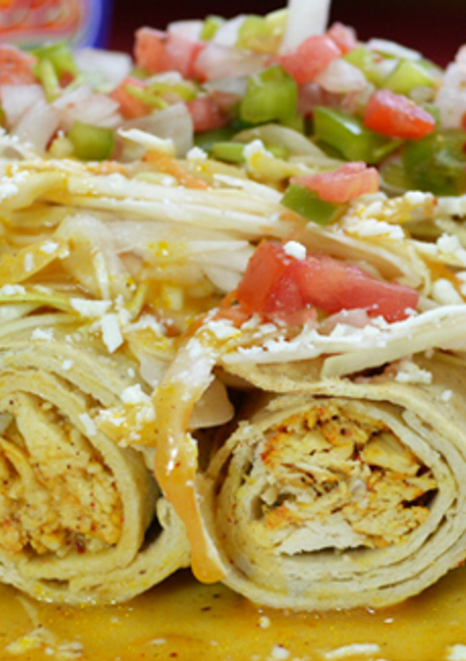 Una foto de Tacos de pollo con salsa de atún