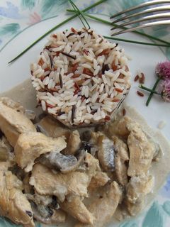 Una foto de Pollo con salsa de setas y tres arroces