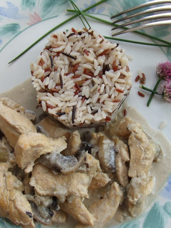 Una foto de Pollo con salsa de setas y tres arroces