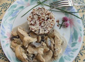 Una foto de Pollo con salsa de setas y tres arroces