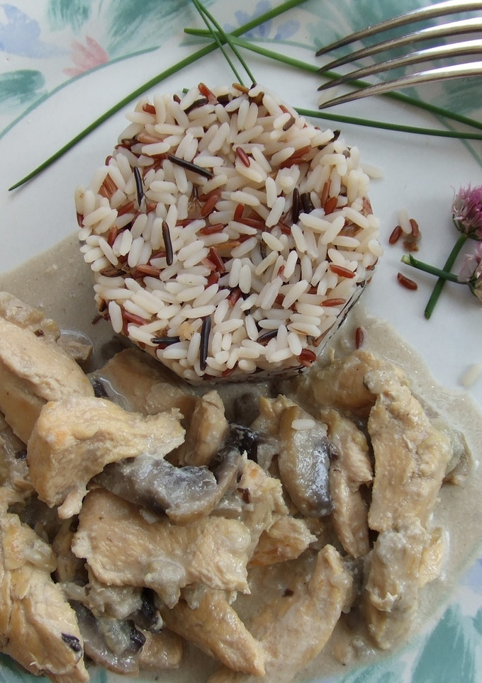 Una foto de Pollo con salsa de setas y tres arroces