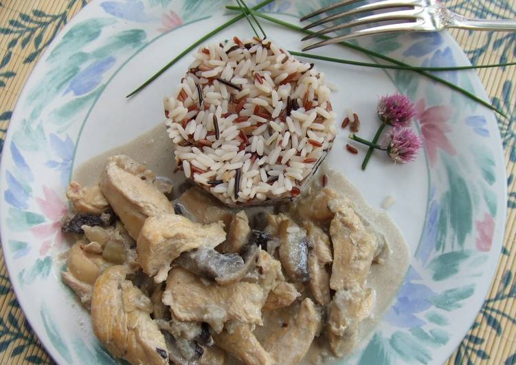 Pollo con salsa de setas y tres arroces