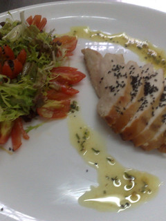 Una foto de Suprema de pollo ahumada con ensalada fresca