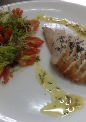 Una foto de Suprema de pollo ahumada con ensalada fresca