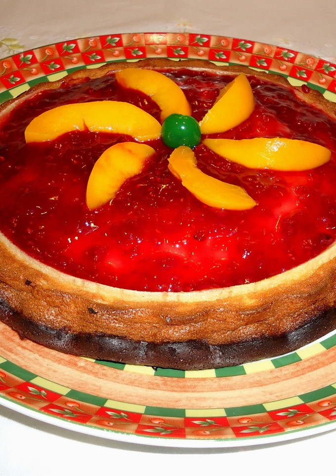 Una foto de Tarta de queso fría al limón con mermelada de frambuesa 