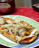 Tosta de pimiento endulzado y bacalao ahumado 