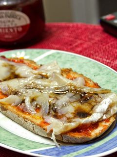 Una foto de Tosta de pimiento endulzado y bacalao ahumado