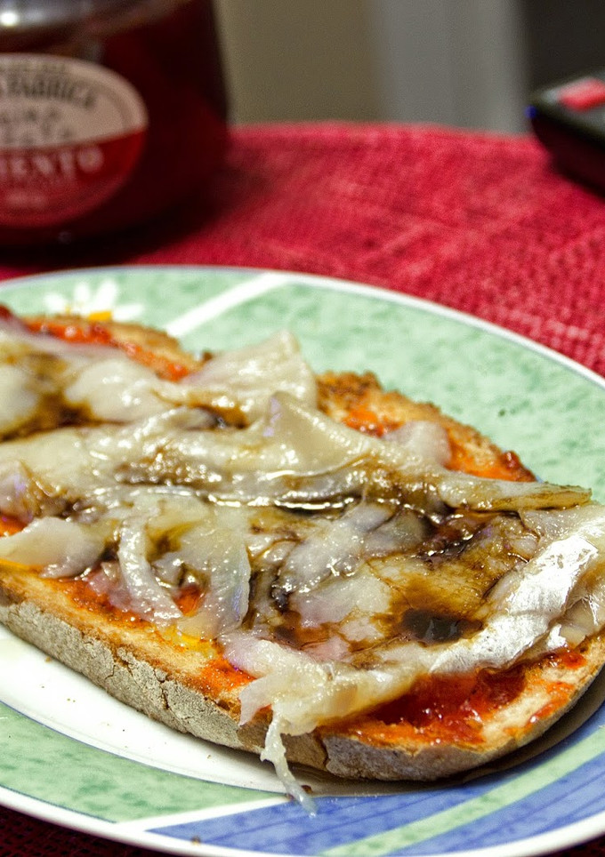 Una foto de Tosta de pimiento endulzado y bacalao ahumado 