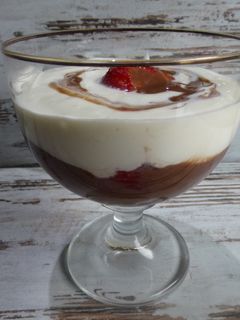 Una foto de Fresas con chocolate y nata
