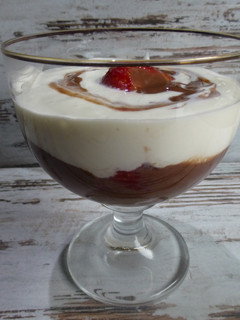 Una foto de Fresas con chocolate y nata