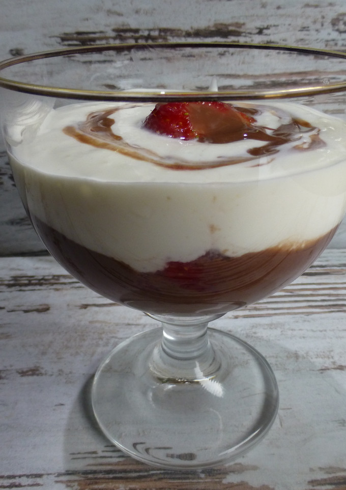 Una foto de Fresas con chocolate y nata