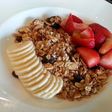 Surtido de frutas con yogurt y muesli