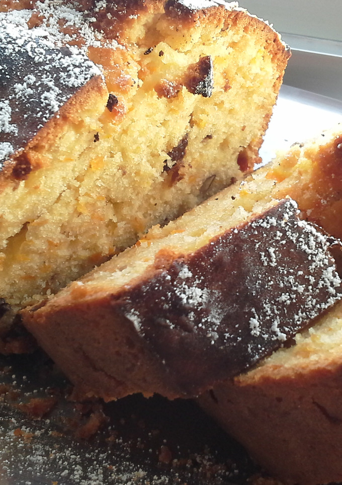 Una foto de Bizcocho especiado de zanahoria, pasas y nueces