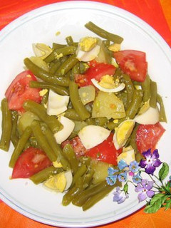 Una foto de Ensalada de habicholillas con patatas