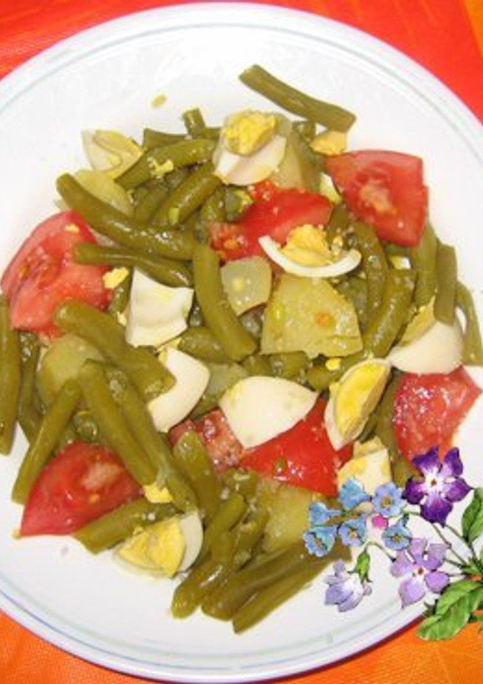 Una foto de Ensalada de habicholillas con patatas 