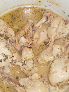 Una foto de Muslos de pollo al vino