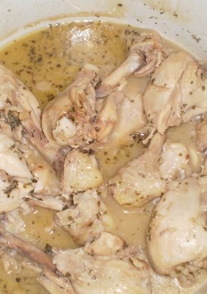 Una foto de Muslos de pollo al vino
