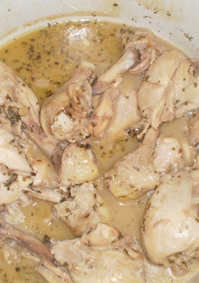 Una foto de Muslos de pollo al vino