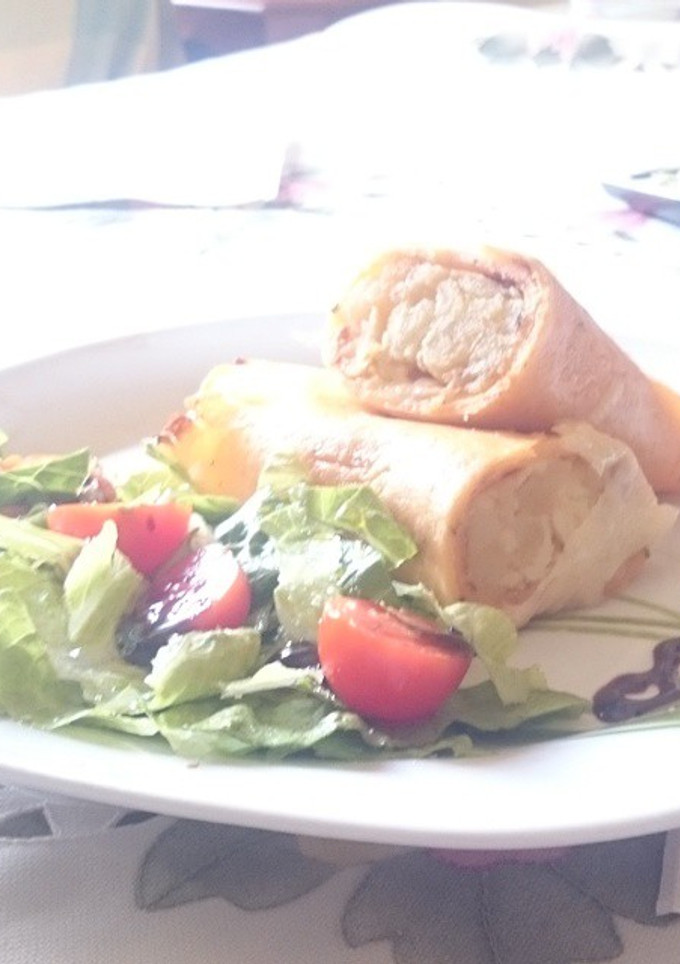 Una foto de Crepes de salmorejo rellenos de tortilla de patatas