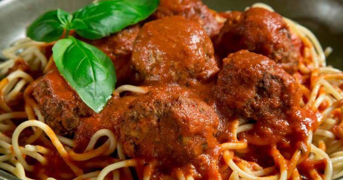 Spaghetti con salsa de tomate y albóndigas Receta de Chef Diosa- Cookpad