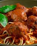 Spaghetti con salsa de tomate y albóndigas