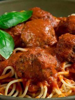 Una foto de Spaghetti con salsa de tomate y albóndigas