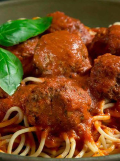 Una foto de Spaghetti con salsa de tomate y albóndigas
