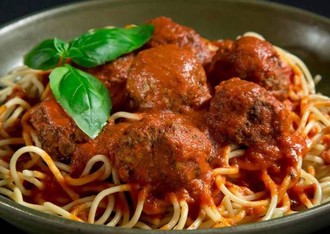 Spaghetti con salsa de tomate y albóndigas Receta de Chef Diosa- Cookpad
