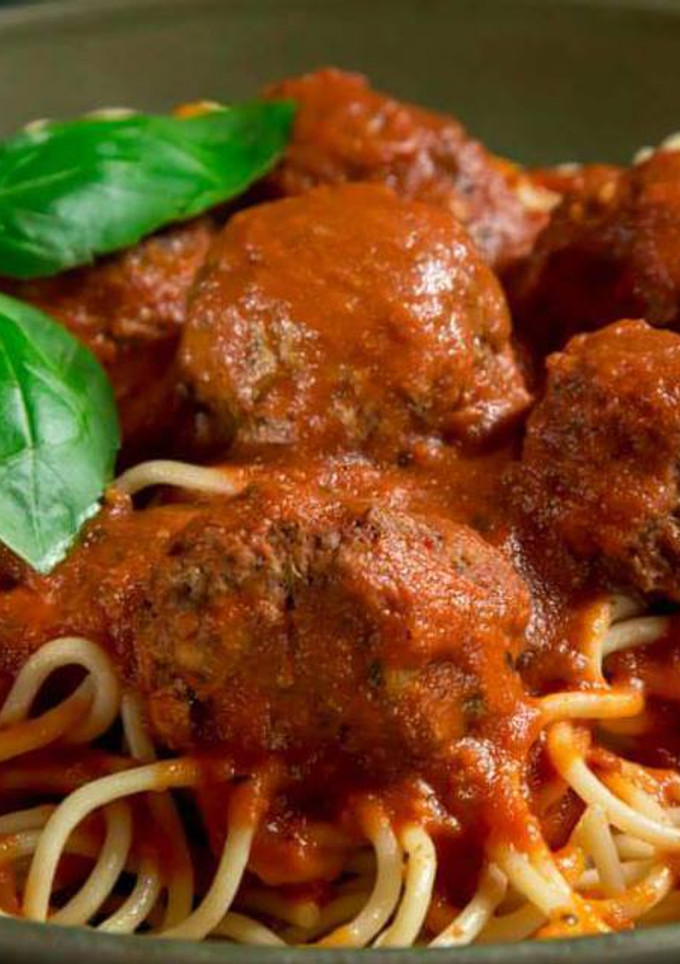 Una foto de Spaghetti con salsa de tomate y albóndigas