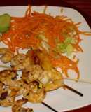 Brochetas de camarón y mango