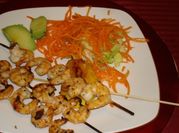 Una foto de brocheta marisco