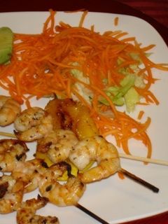 Una foto de Brochetas de camarón y mango