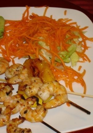 Una foto de Brochetas de camarón y mango