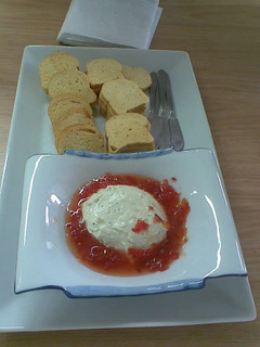 Una foto de Dip de queso con salsa de pimentón