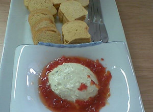 Una foto de Dip de queso con salsa de pimentón