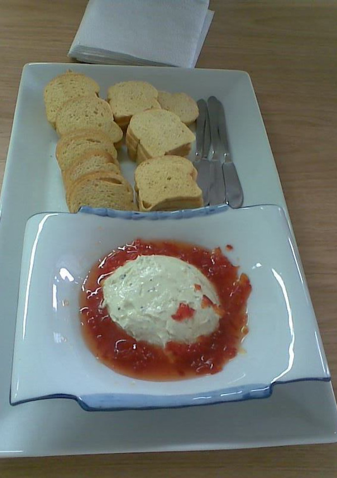 Una foto de Dip de queso con salsa de pimentón